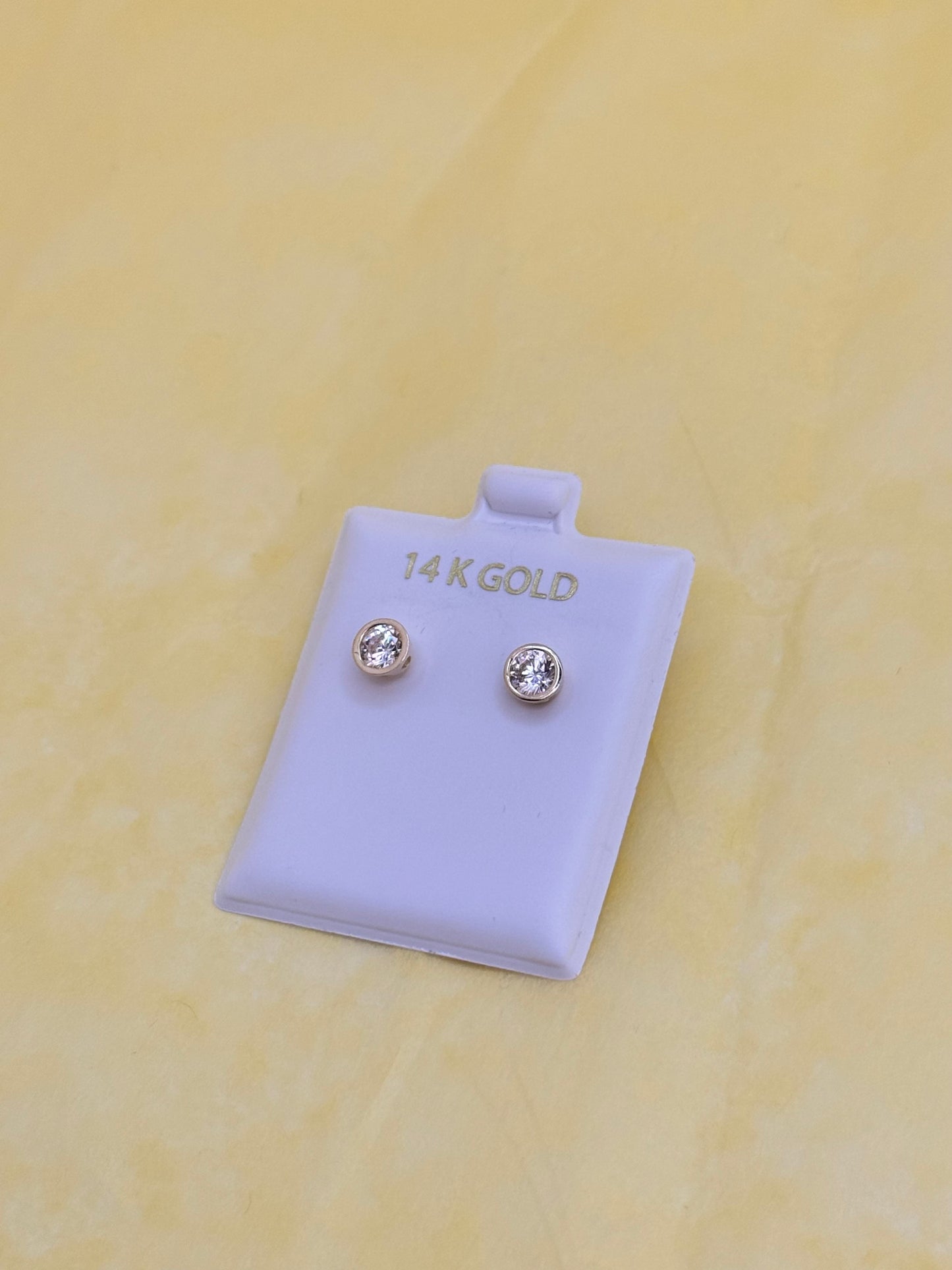 14k gold stud earring’s yellow gold with cubic zirconia